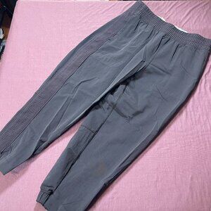 Ivivva (Lululemon kids) Rhythmic Crop Pants Jogger Coal Gray Quick Dry- size 14